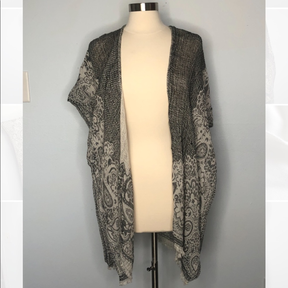 American Eagle paisley print kimono